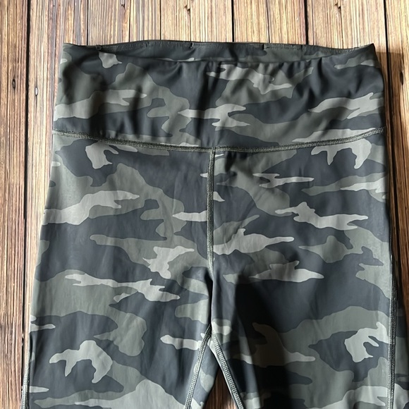 Athleta Camo Print Ultimate 7/8 Leggings with Pockets M - Picture 2 of 6